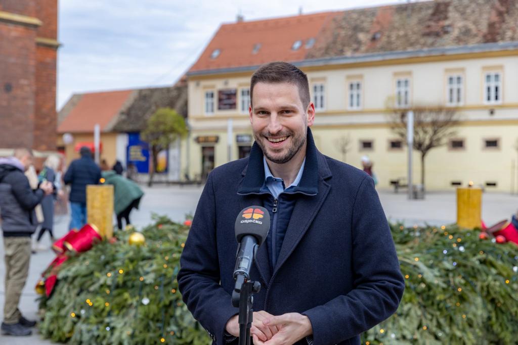 Gradonačelnik Ivan Radić upalio posljednju svijeću na adventskom ...