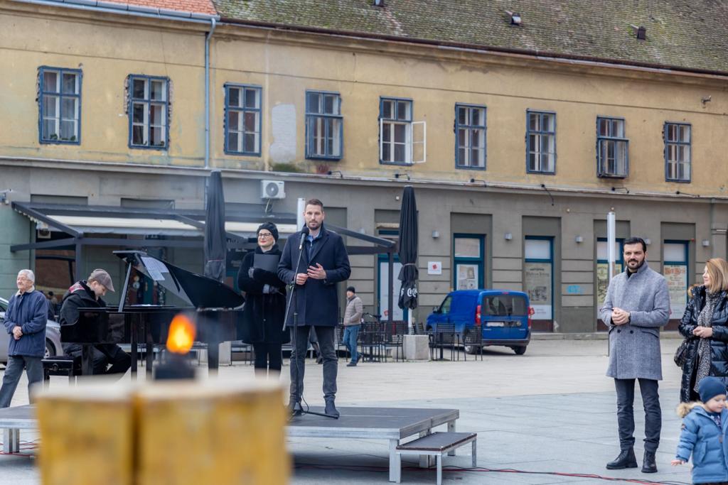 Gradonačelnik Ivan Radić upalio posljednju svijeću na adventskom ...